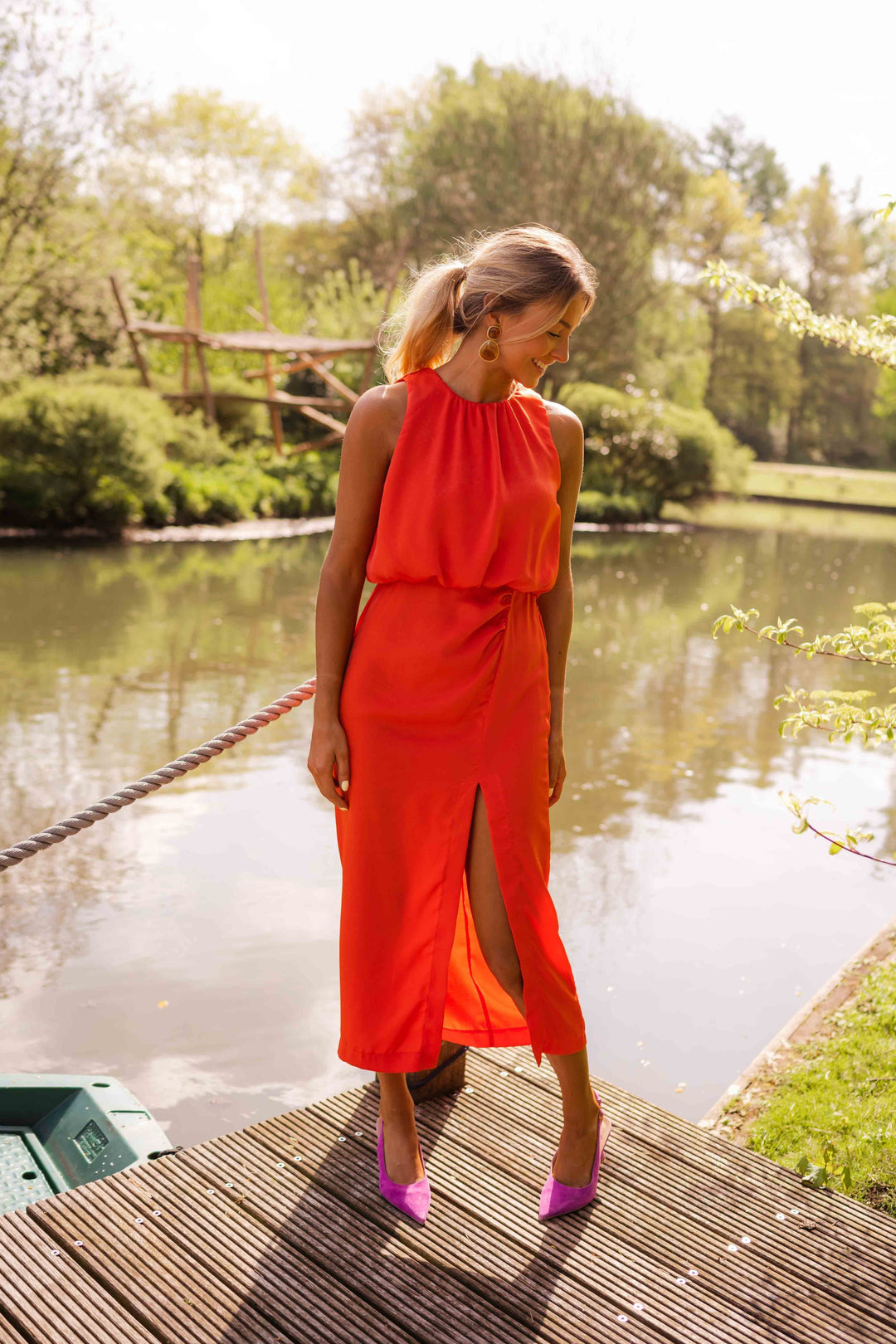 Robe midi sans manches à col haut fendue pour femme